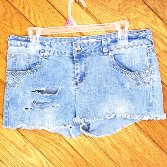 No Boundaries Frayed And Ripped Light Wash Blue Denim Sequin Shorts Size 15 - Picture 1 of 10